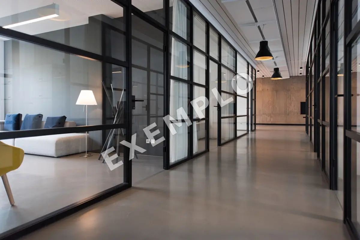 Sala comercial em edifício corporativo, com ar-condicionado central