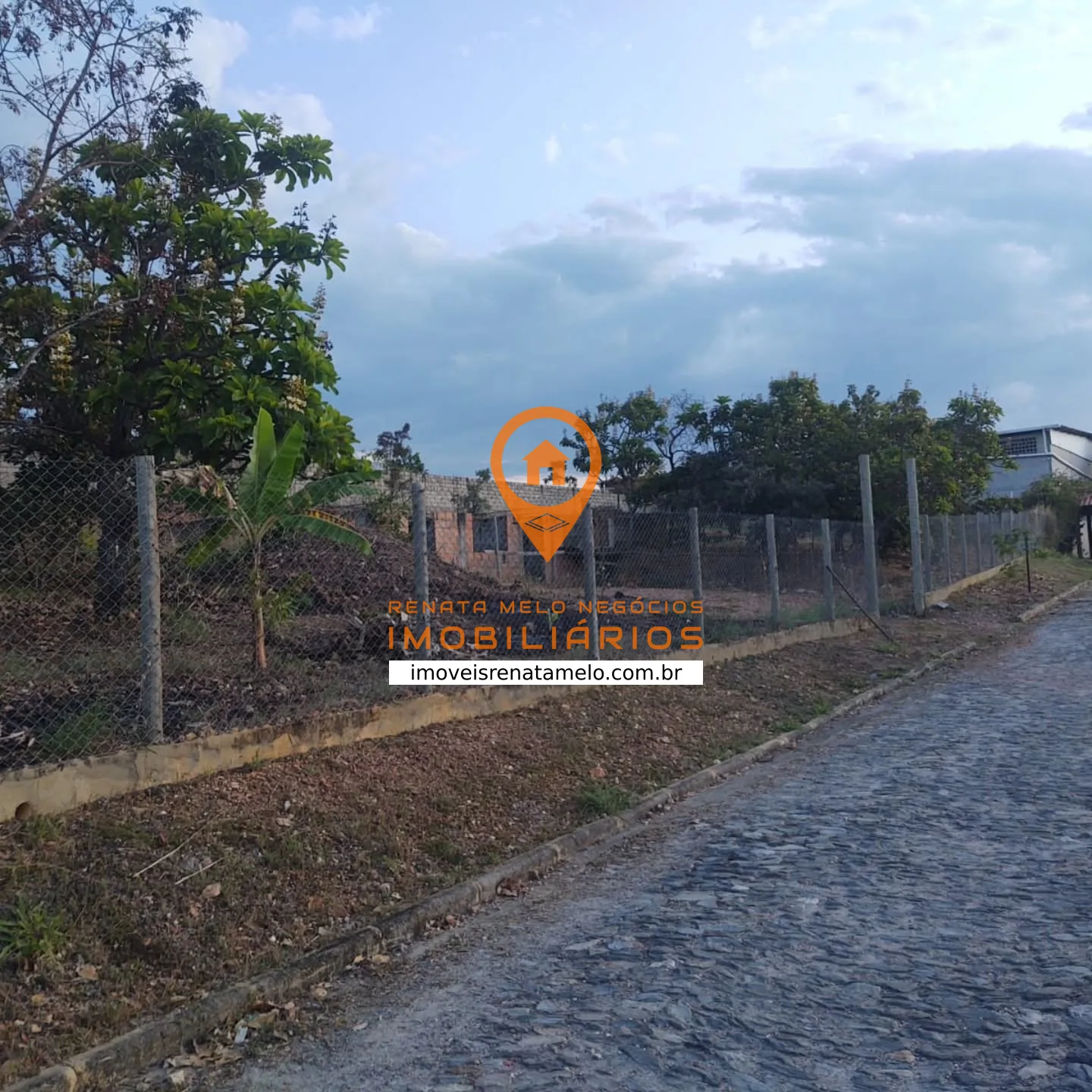 Chácara de 2.450 m² com base de casa pronta no Condomínio Caminho da Serra
