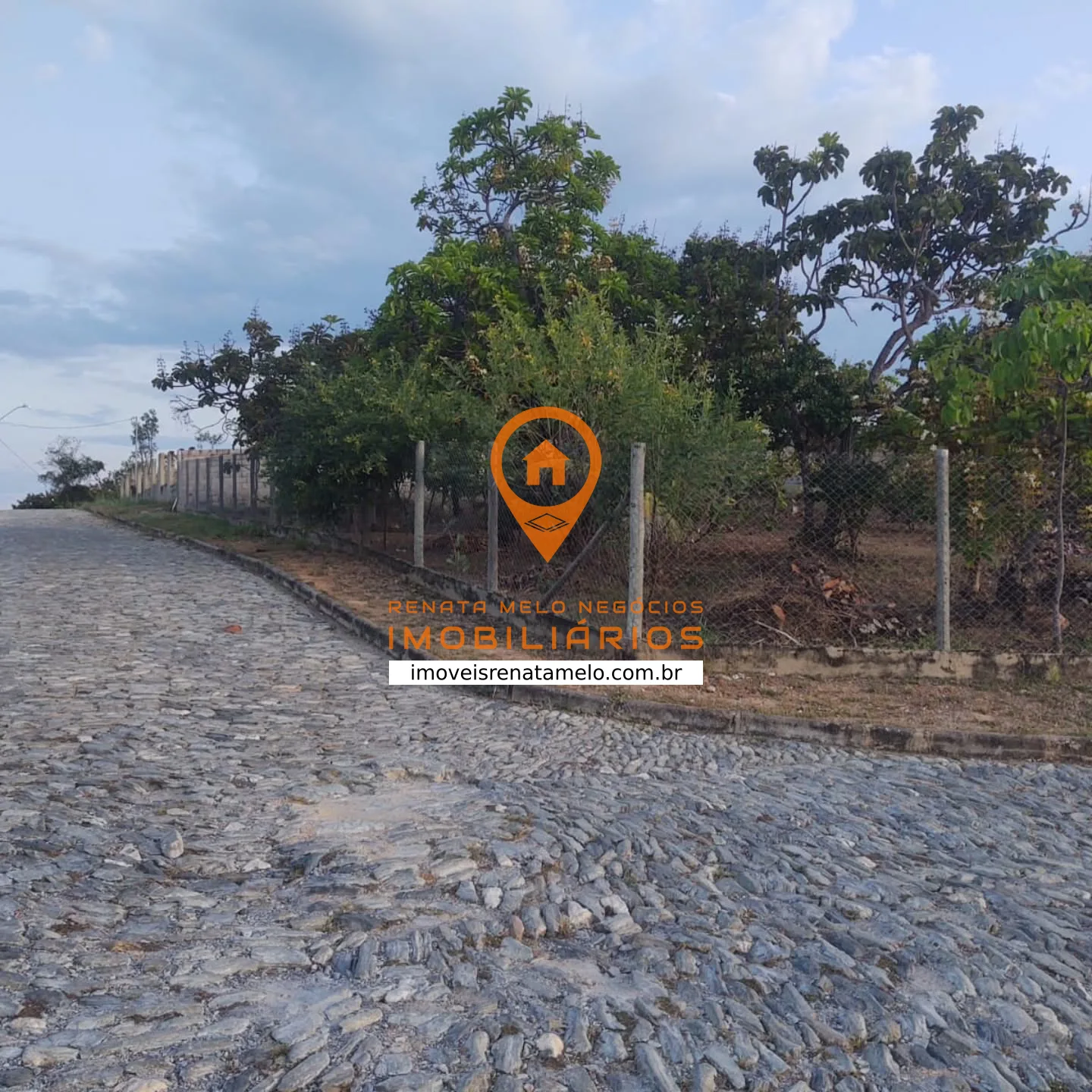 Chácara de 2.450 m² com base de casa pronta no Condomínio Caminho da Serra