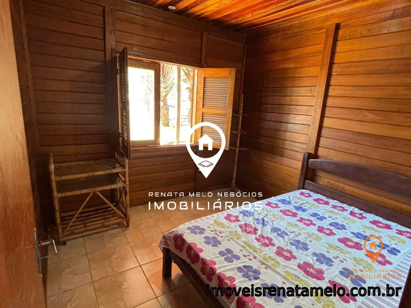 Casa de madeira em condomínio fechado, lote de 1.000 m²