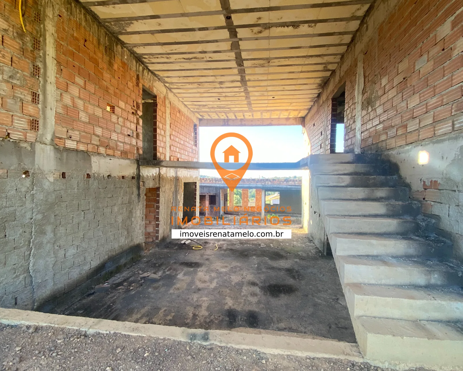 Casa em construção com 618 m² em condomínio fechado, lote de 1.000 m²