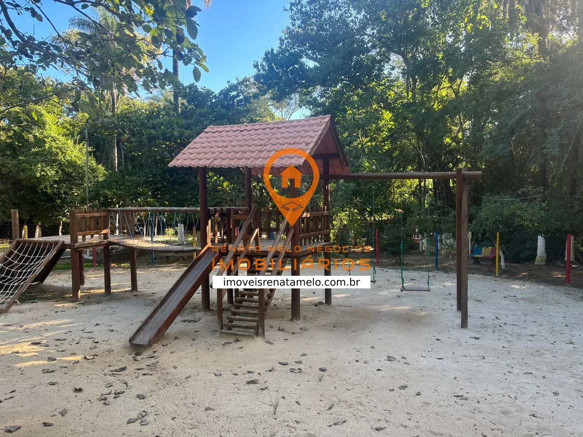 Lote plano de 1.000 m² com fundo para área verde em condomínio fechado