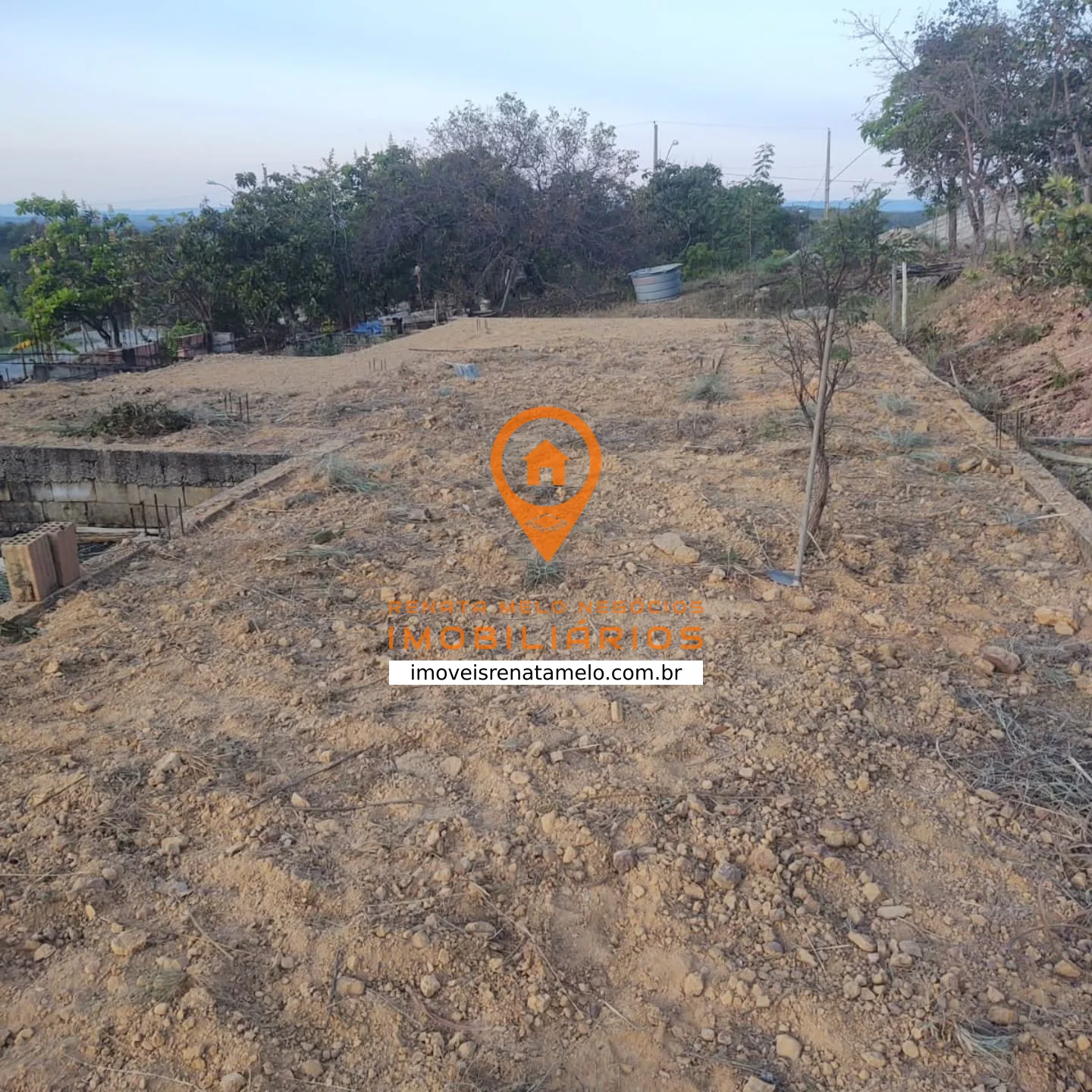 Chácara de 2.450 m² com base de casa pronta no Condomínio Caminho da Serra