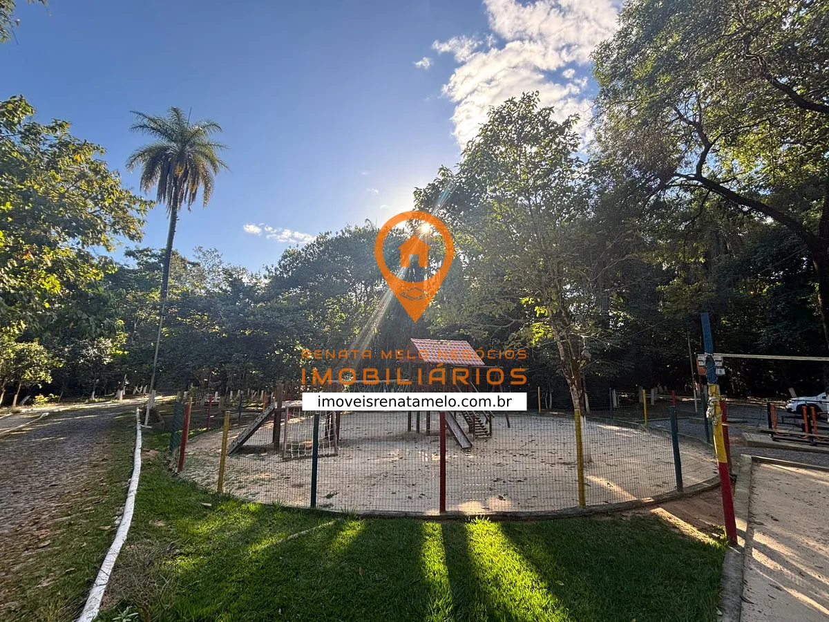 Lote plano de 1.000 m² com fundo para área verde em condomínio fechado