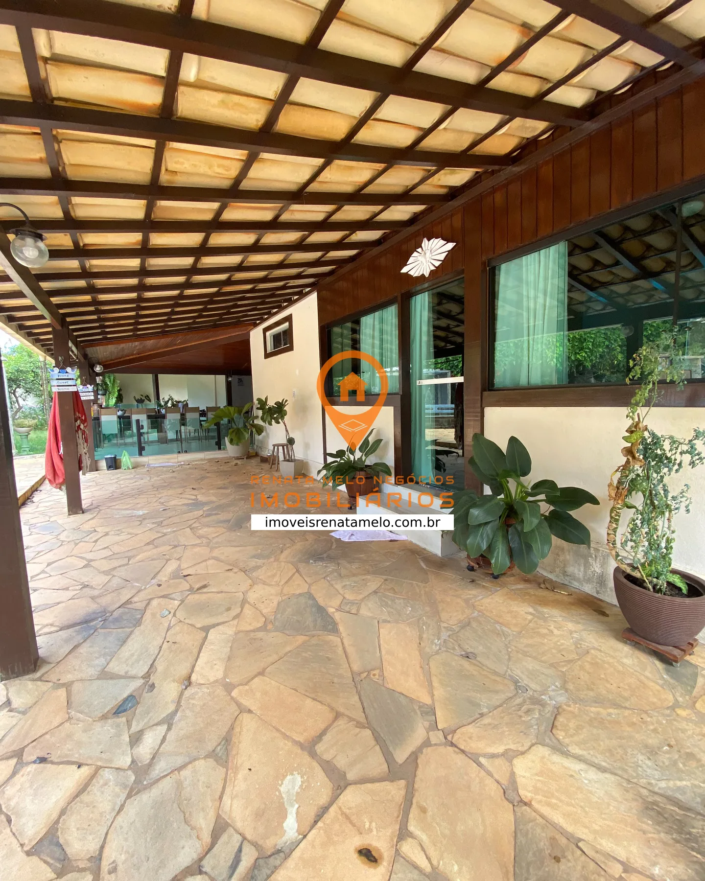 Casa de 4 quartos com piscina, campo e pomar em condomínio fechado