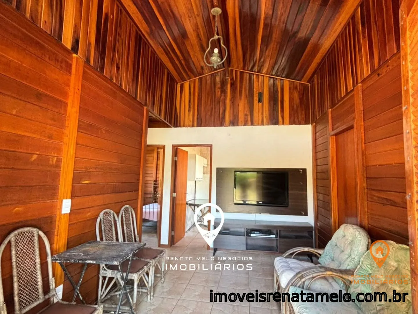 Casa de madeira em condomínio fechado, lote de 1.000 m²