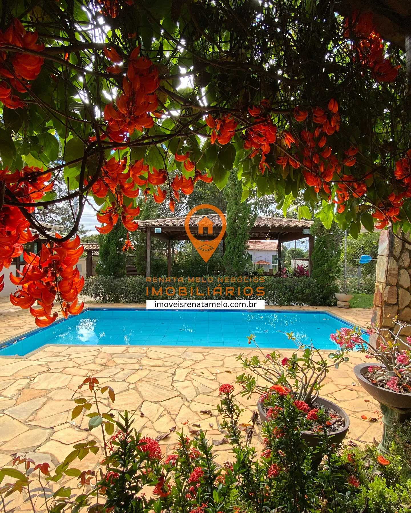 Casa de 4 quartos com piscina, campo e pomar em condomínio fechado