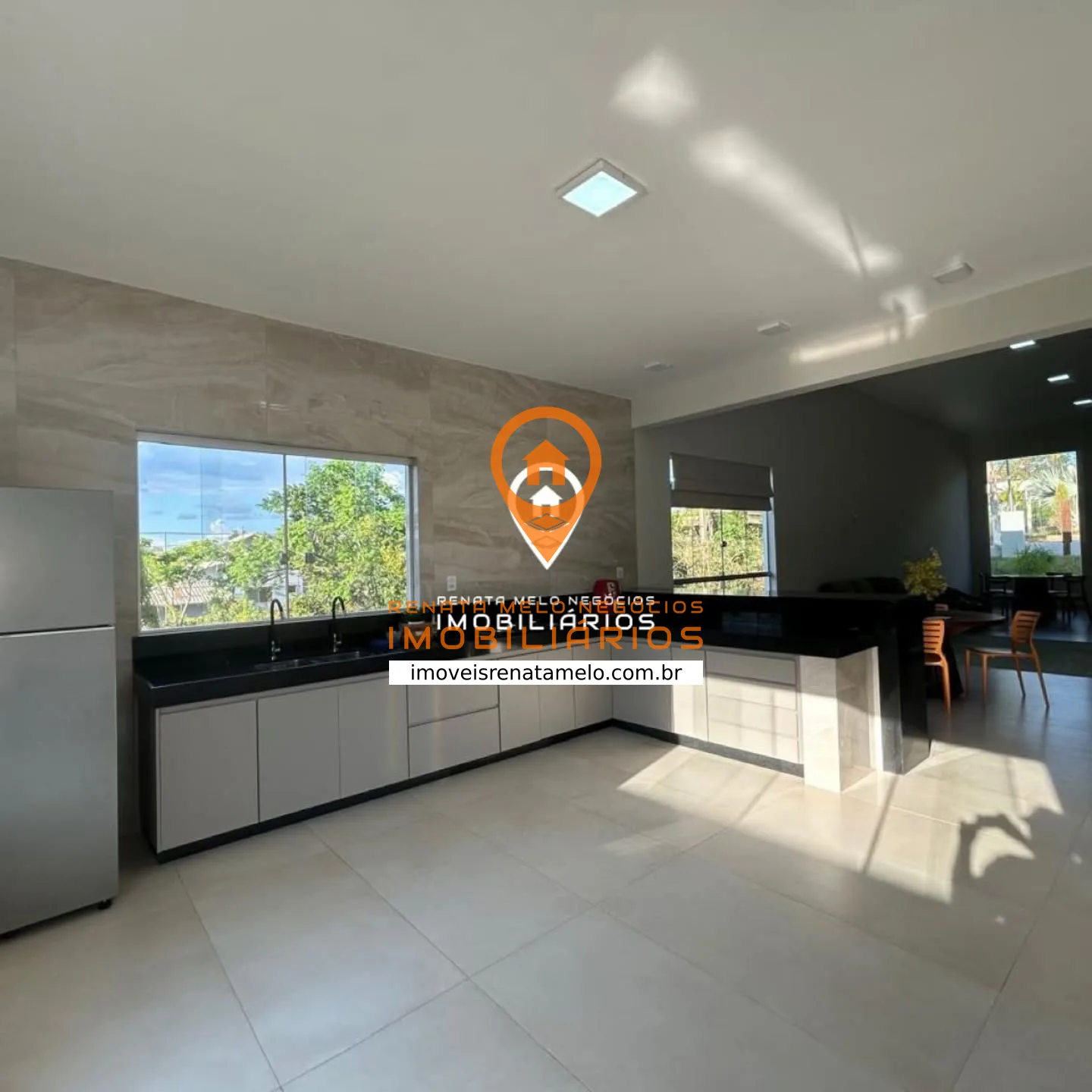 Casa moderna de 277 m² com piscina em condomínio fechado